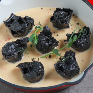 Чёрные пельмени с крабом